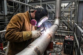 Šikovný svářeč si dnes sáhne na 700 Kč za hodinu. Stačí umět metody TIG a MMA