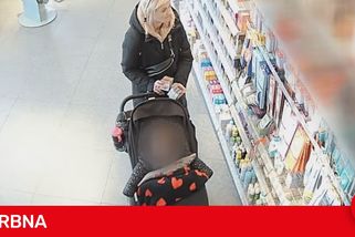 Žena kradla v drogerii ve velkém. Do kočárku nastrkala desítky kondomů