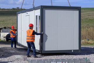 Řidič náklaďáku s unimobuňkou narazil v Brně do mostu a zablokoval dopravu - Novinky