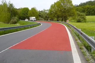 Silnice se barví na červeno: Má to svůj důvod, a toto musíte okamžitě udělat, jinak hrozí nehoda - Techsvět