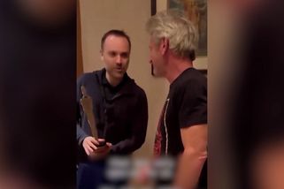 Herec Sean Penn odmítl oscarový ceremoniál a jel na Ukrajinu. Dostal sošku ukovanou z trosek vlaku - Novinky