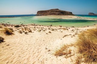 Turisté v Řecku vstupují z trajektu po krk do vody, aby se dostali na břeh - Novinky