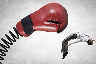 Rozzuřený otec dal pěstí stand-up komikovi přímo na jevišti. Pomstil se za nevhodný vtip o svém malém synkovi - Super.cz