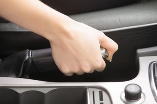 Zamrzlá ruční brzda? Pomocí jednoduchého triku ji odblokujete bez automechanika