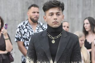 Zpěvák Honza Bendig měl ošklivou bouračku: Auto má na odpis, ukázal, jak jeho luxusní vůz po nehodě dopadl - Super.cz