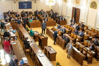 Nejistota okolo platů politiků. Koalice neví, zda přehlasuje Pavlovo veto - Seznam Zprávy