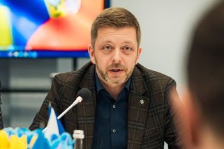 Všichni sedíme v pomyslné tramvaji číslo 7. Budeme klopit oči? - Médium.cz