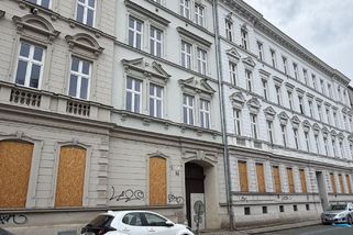 Kousek od Svratky vznikne po demolici starých domů nové obecní bydlení