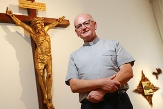 Odvolání děkana Katolické fakulty se zvrhlo v divadlo za účasti hasičů a záchranky - Novinky