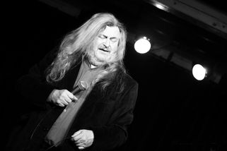 Ringo Čech ukázal obličej plný modřin a tvrdil, že se porval v hospodě. Druhý den musel kápnout božskou