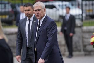 Bývalý princ Andrew posílal Epsteinovi vánoční přání s fotografiemi svých dcer - Novinky