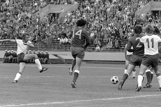 Zemřela ikona východoněmeckého fotbalu. Kariéru končila zlostným hozením kopaček k trenérovým nohám - Sport.cz