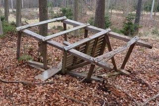 Myslivcům v Chotěboři někdo zničil devět posedů. Vyřádil se na nich zřejmě traktorem - Novinky