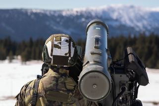 Vojáci se sněžnicemi táhli protiletadlový raketový systém na hřeben Krkonoš - Novinky