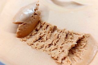 Když jsem zjistila, že na domácí karamelovou zmrzlinu stačí jen šlehačka a Salko, přestala jsem utrácet ve zmrzlinárnách nadobro!