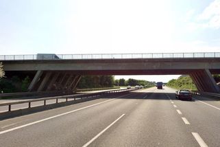 O víkendu se uzavře dálnice D11 kvůli demolici mostu