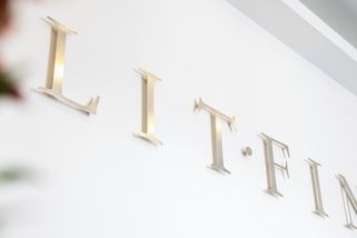 Pomáhají lidem s drahou spravedlností. Jejich vlastní byznys je neprůhledný - Seznam Zprávy