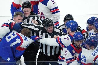 Slováci sprostě spílají americkým bratrům. Rvačka z ledu měla dohru v tunelu - Sport.cz
