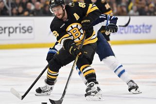 NHL | Pastrňák i Zacha si smlsli na olympijském vítězi. Vejmelka vygumoval střelce Vegas - Sport.cz