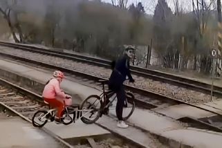 Cyklista s malou holčičkou hazardoval jízdou přes koleje u Berouna, vlak je minul jen těsně - Novinky