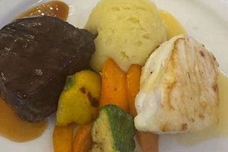 Jídlo stálo za prd, projev taky nic moc. Kryptoinvestoři zkritizovali slavnostní večeři s Trumpem - Novinky