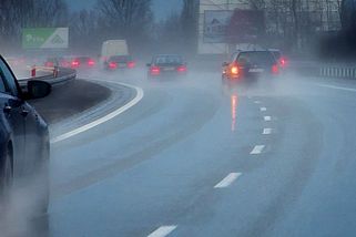 Na zimu automaticky zimní pneumatiky? Omyl! I ty nejlepší fungují v běžných podmínkách hůř než letní gumy - Garáž.cz