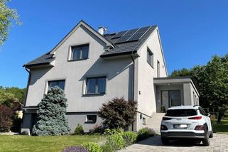 Že se fotovoltaika nevyplatí? Jeden rok reálných dat zboří oblíbený argument kritiků