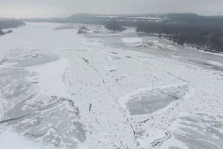 Řeka Visla uprostřed Polska po 14 letech kompletně zamrzla - Novinky