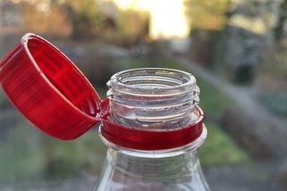 Nápad s víčky měl vyčistit pláže. Čechy už neštve, tvrdí nápojáři - Seznam Zprávy