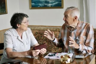 Přes 138 tisíc seniorů v Česku pobírá důchod pod 15 tisíc korun. Proč je jich tolik