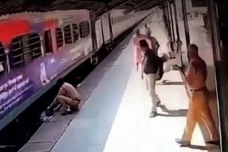 Policistka zachránila muže, který naskakoval do rozjetého vlaku a spadl mezi soupravu a nástupiště. Zachytila to kamera - Novinky