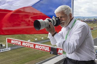 Fotky Petra Pavla pod stromečkem? Prezident draží snímky z Dakaru i českých okruhů, ale pospěšte si - Garáž.cz