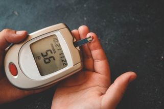 Optimální hladina krevního cukru ve 20, 30, 40, 50 a více letech. Přesně ji zjistíte i s domácím glukometrem