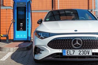 Češi reagují na ropnou krizi i změnou ve vyhledávání. Zájem o kanystry vzrostl dvojnásobně - Garáž.cz