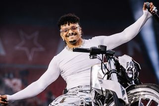 Foto: Přijel na motorce a snesl se na laně. Ben Cristovao zpíval v Edenu - Seznam Zprávy