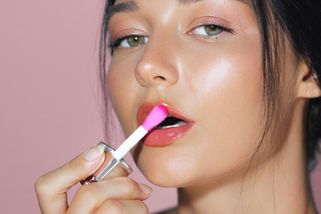 Líčíte se ještě podle vitálních trendů z loňského roku? Nejspíš jste out! Mimo je přehnaně lesklá pleť, nepřirozené obočí i konturování