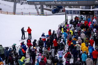 FOTO: Invaze lyžařů na čerstvě zasněžené hory, lanovky ve Špindlu nestíhaly - Novinky