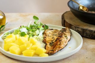 Jak udělat pstruha na másle s bylinkami? Získáte chuťově dokonalý oběd za pár korun