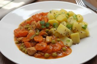 Některá jídla nepotřebují nic vylepšovat: Dušená mrkev s kuřetem a bramborami je přesně ta poctivá klasika, co zahřeje líp než radiátor!