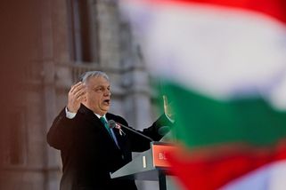 Orbánovi teče do bot, stupňuje kritiku Ukrajiny. Pokud volby nevyhraje, čeká prý Maďarsko válka