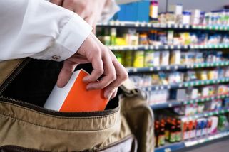 Řetězec supermarketů v Británii zakázal pracovníkům pod hrozbou výpovědi zasahovat proti zlodějům - Novinky