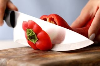 Souboj kuchyňských prkének: Plastové, nebo dřevěné? Pravda o tom, které je hygieničtější