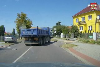 „Ať zastaví!“ Náklaďák kosil značky a skončil v bazénu na zahradě. Řidič odpadl po bodnutí hmyzem - Novinky