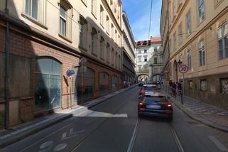 Žena na koloběžce se u Karlova mostu snažila vecpat mezi dvě tramvaje. Jedna ji srazila - Novinky