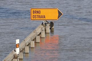 FOTO: Zatopená dálnice a pomalu opadávající voda stále trápí Bohumín - Novinky