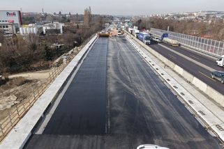 Konec dlouhého omezení na D1 u Brna na obzoru. Na první šestipruh začali pokládat asfalt - Zdopravy.cz