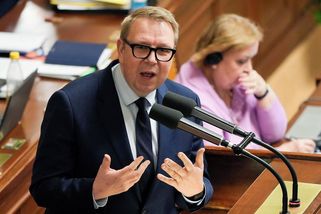 Juchelka sníží důchodový věk. Změny si vyžádají až 127 miliard ročně - Novinky