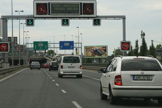 Dopravní chyták? V Česku máme dvě zelené svítící šipky, na pohled stejného významu. Význam se však liší - Garáž.cz