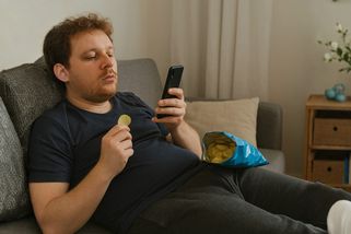 Práce je nezajímá, ale dávky ano. Jejich líný životní styl jim platíme my všichni - Médium.cz