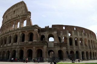 Vandal z římského Kolosea tvrdí, že nevěděl, jak je památka stará - Novinky